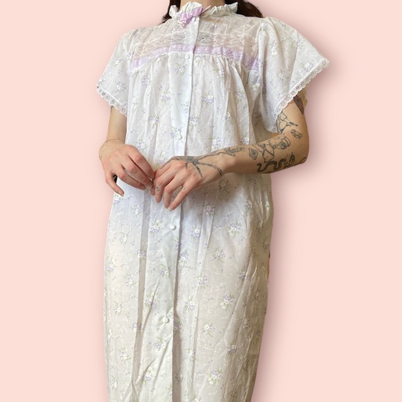 Beautiful white buttoned up short sleeved babydoll slip - Picture 2 of 5